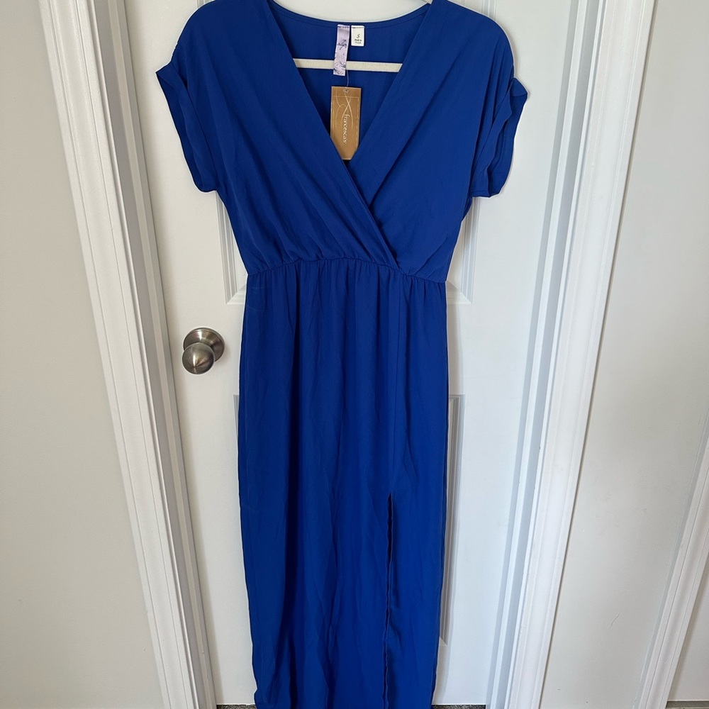Francesca’s Maxi Dress, V-Neck, Short Sleeve, slit at knee, SIZE SMALL